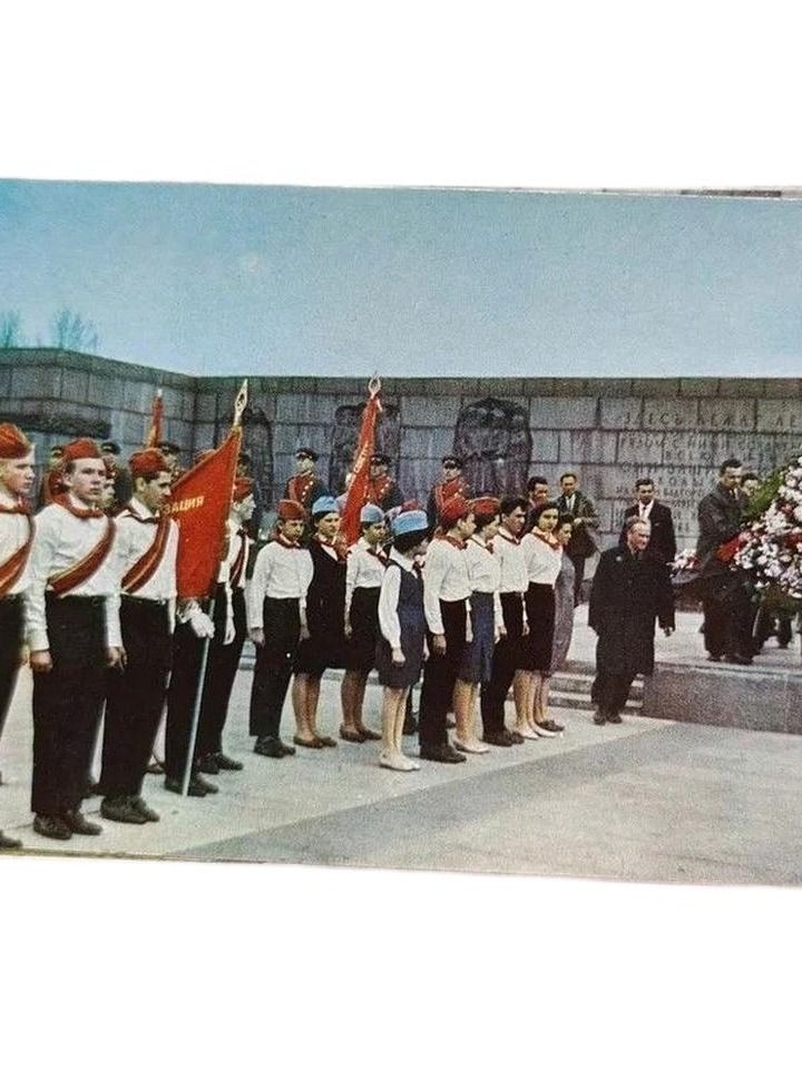 Пискаревское и Серафимовское мемориальные кладбища (набор из 16 открыток) — изображение 3